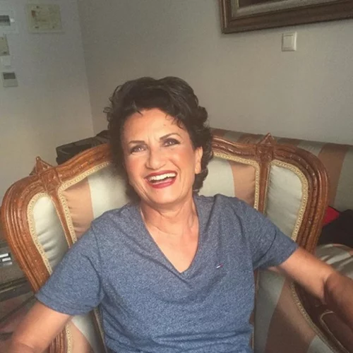 Άλκηστις Πρωτοψάλτη | Η σπάνια φωτογραφία με τη Βίκυ Μοσχολιού