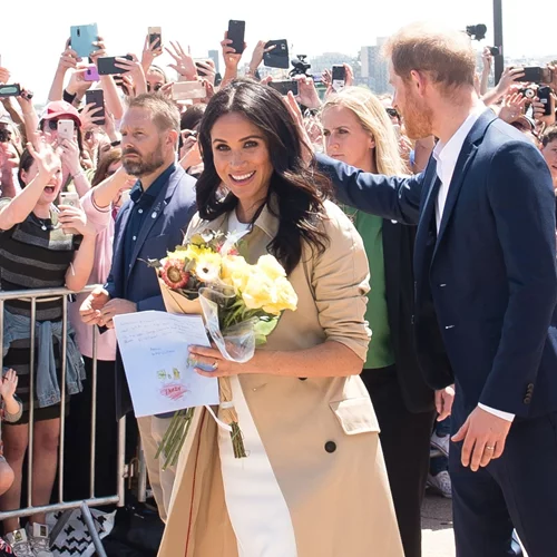 Πρίγκιπας Harry | H αστεία αντίδρασή του όταν κάποιος πρόσφερε λουλούδια στην Meghan