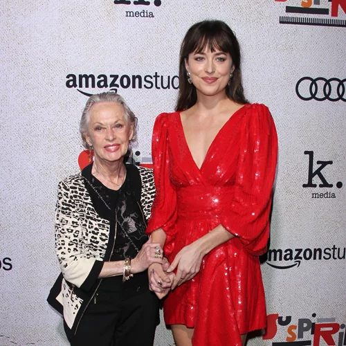 Dakota Johnson | Περπάτησε στο κόκκινο χαλί μαζί με την γιαγιά της