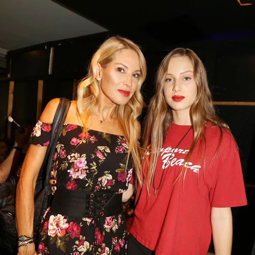 Αννίτα Ναθαναήλ | Περπάτησε με την κόρη της στην πασαρέλα στην ελληνική εβδομάδα μόδας