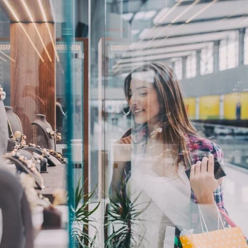 Γιατί τα καταστήματα παίζουν από τώρα χριστουγεννιάτικα τραγούδια;