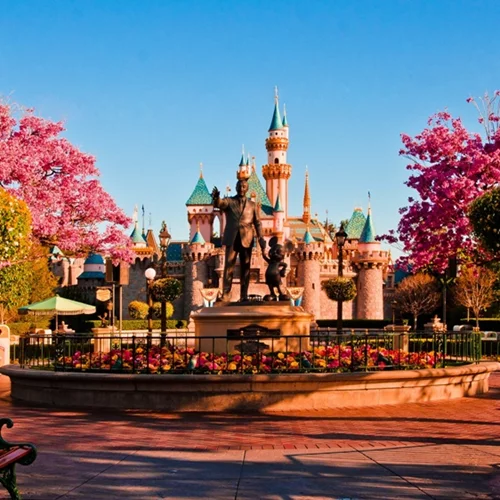 Η Disneyland «φόρεσε» τα γιορτινά της για τα Χριστούγεννα