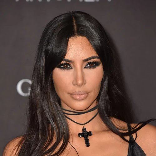 Η Kim Kardashian βάφεται live και αποκαλύπτει το μακιγιάζ της στο ρεβεγιόν