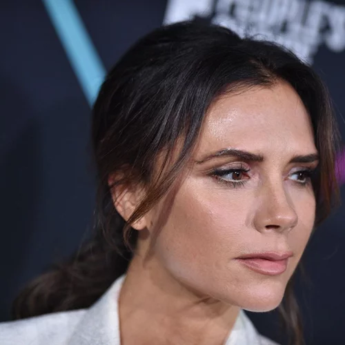 DON'T TRY THIS: Η Victoria Beckham κούρεψε τα μαλλιά της μέσα στο αυτοκίνητο! Εν κινήσει...