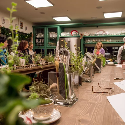 Στο Yoleni's Flagship store μπορείς να παρακολουθήσεις τα πιο ξεχωριστά μαθήματα μαγειρικής από την Ντίνα Νικολάου