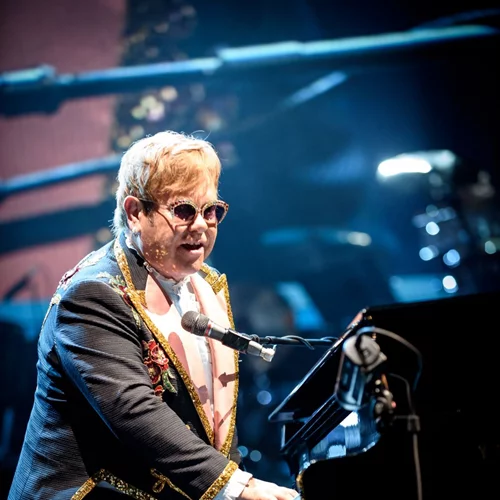 Η πιο συγκινητική διαφήμιση των Χριστουγέννων έχει πρωταγωνιστή τον Sir Elton John