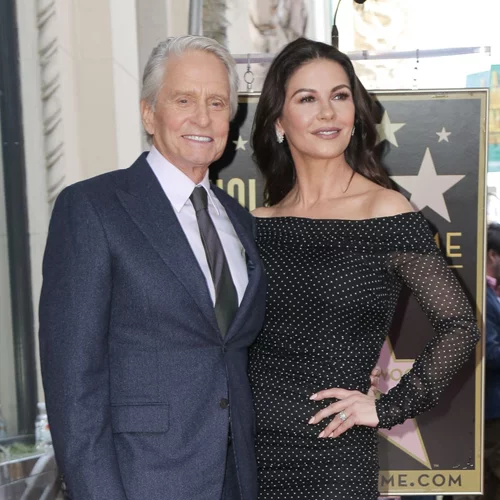 Η Catherine Zeta Jones επιλέγει ένα κομψό φόρεμα προς τιμήν του συζύγου της