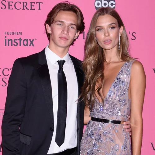 Η Josephine Skriver αρραβωνιάστηκε στην πιο μαγευτική τοποθεσία