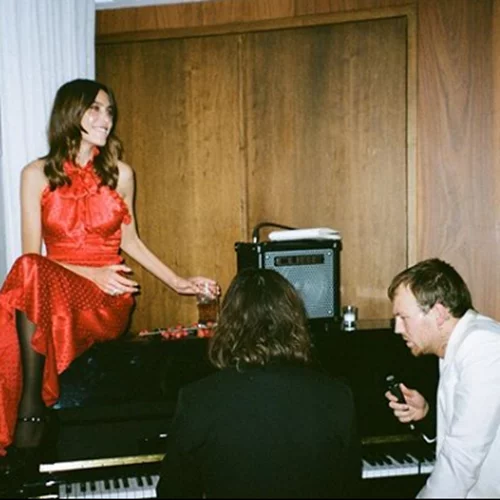 Alexa Chung | Φόρεσε το πιο stylish κόκκινο φόρεμα των γιορτών