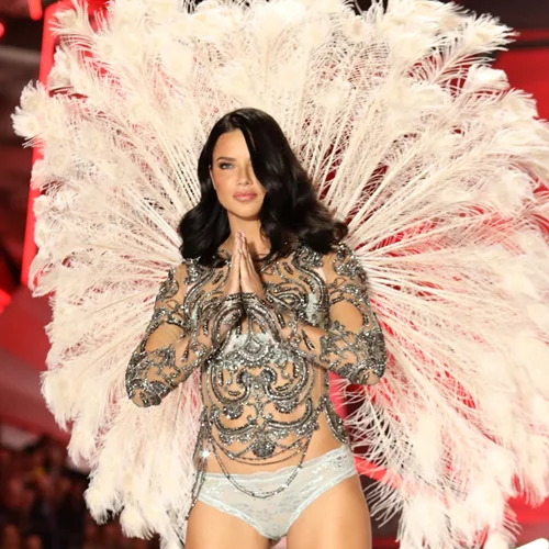 Adriana Lima | Θυμόμαστε τις πιο ξεχωριστές στιγμές της στο VS catwalk