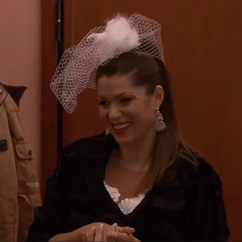 Κλέλια Ρένεση | Κι όμως έγινε το νέο «είδωλο» του Twitter