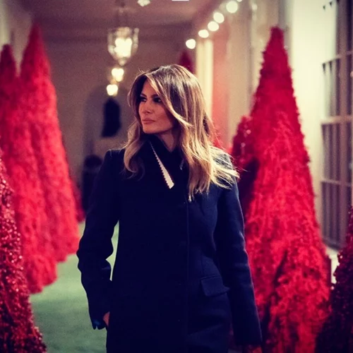 Melania Trump | Πώς σχολίασαν οι χρήστες του Twitter τα χριστουγεννιάτικα δέντρα της