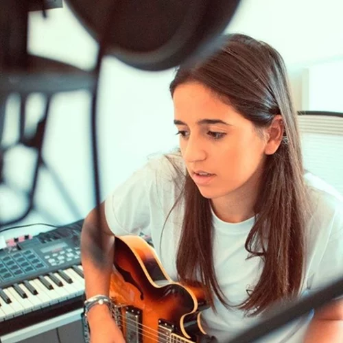 Σοφία Γρυπάρη | Άκουσε το νέο της τραγούδι με τίτλο «Sit back, relax»