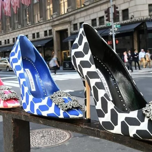 O Manolo Blahnik γιορτάζει τα 10 χρόνια του πιο iconic παπουτσιού