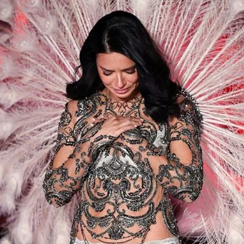 Adriana Lima: Τα δάκρυά της στο τελευταίο επικό catwalk της καριέρας της