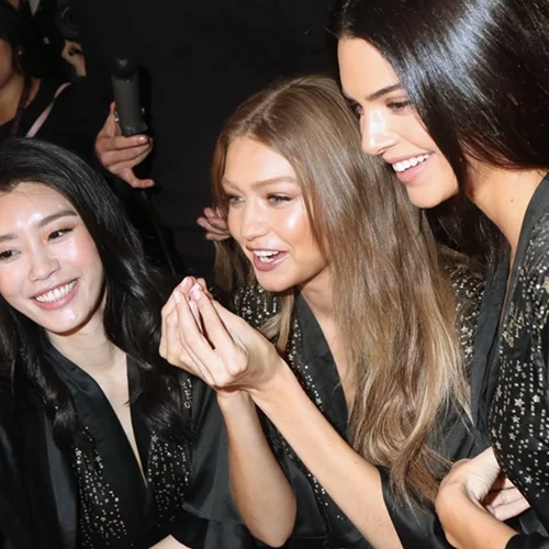 Victoria's Secret 2018 | Οι πιο glamorous στιγμές από τα backstage του show