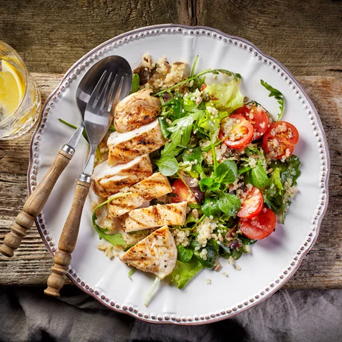 Σαλάτα με κοτόπουλο, κινόα, αβοκάντο | Η #1 συνταγή που τρώνε μοντέλα και αθλητές για πρωτεΐνη και καλά λιπαρά