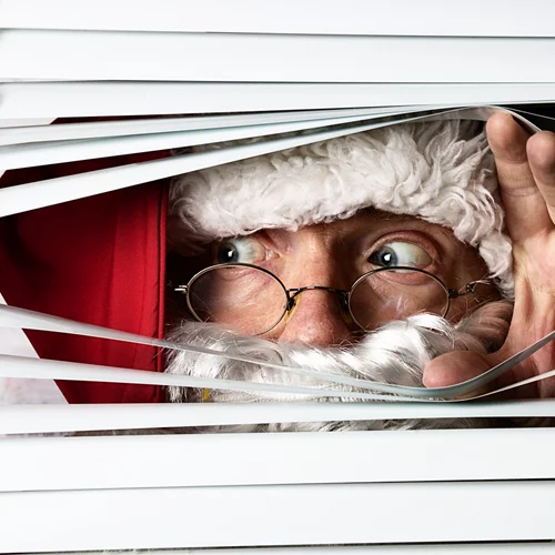 Ο Άγιος Βασίλης ετοιμάζεται | κάνει το απαραίτητο εμβόλιο και ψάχνει για τα ξωτικά του