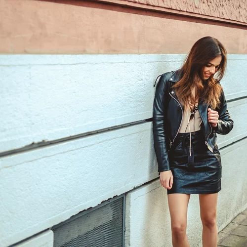 Πώς να φορέσεις με στιλ τη μίνι φούστα το χειμώνα 2019