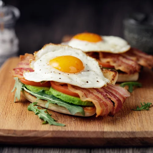 Δύο διάσημες συνταγές για να κάνεις τα καλύτερα αυγά μάτια που θα φας ποτέ