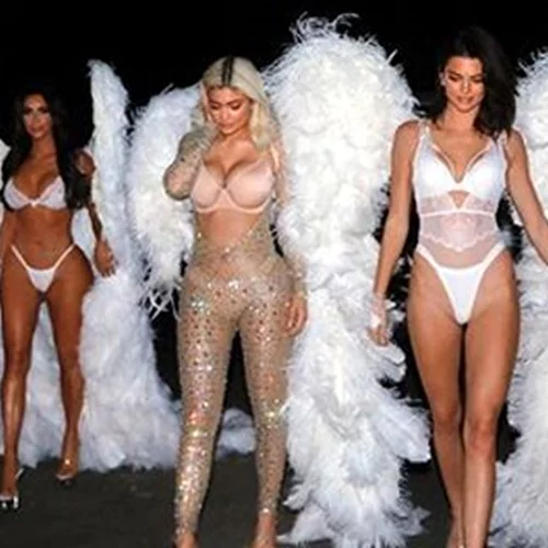 Οι αδελφές Kardashian ντύθηκαν αγγελάκια της Victoria's Secret