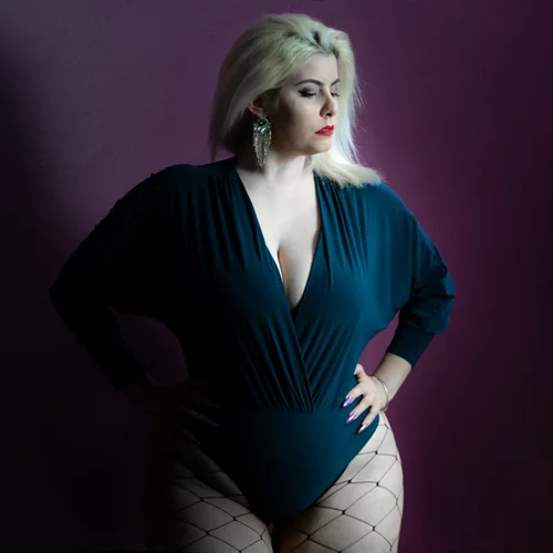 Βρήκαμε τα πιο ωραία σύνολα για κορίτσια με πλούσιες καμπύλες