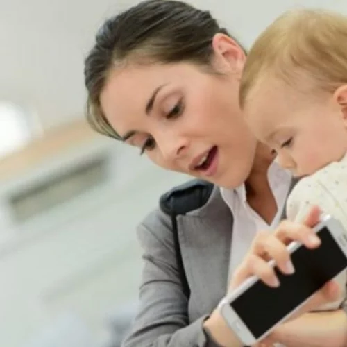 Mελέτη απενοχοποιεί τις μητέρες που αφήνουν το μωρό στη γιαγιά για να δουλέψουν