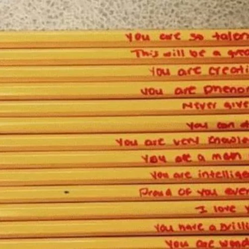 Μια μητέρα έγραψε στα μολύβια του γιου της φράσεις εμψύχωσης για να τονώσει την αυτοπεποίθησή του