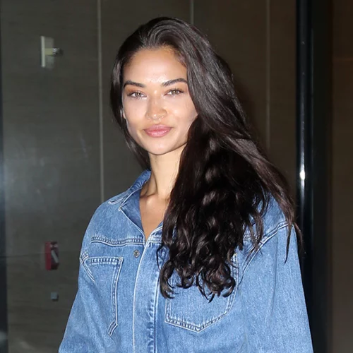 Δεν θα δεις ωραιότερο τρόπο να φορέσεις τη τζιν ολόσωμη φόρμα