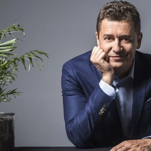 Αντώνης Σρόιτερ | Στολίζει το δέντρο κρατώντας αγκαλιά την κόρη του