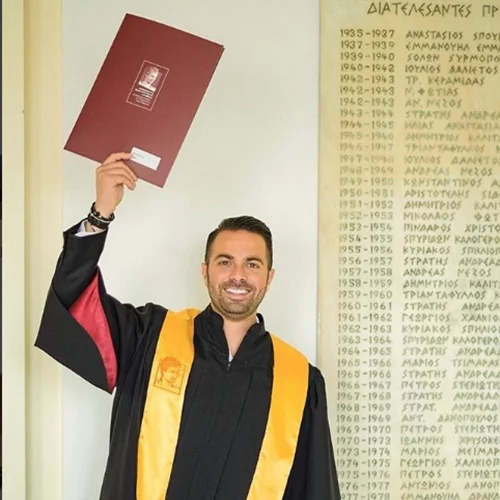 Ηλίας Βρεττός | Πήρε το πτυχίο του στα Οικονομικά
