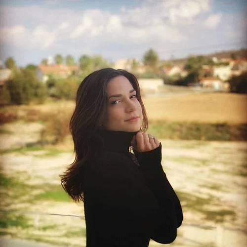 Κατερίνα Γερονικολού | Ποζάρει χωρίς ίχνος μακιγιάζ και με πιτζάμες στον καναπέ της