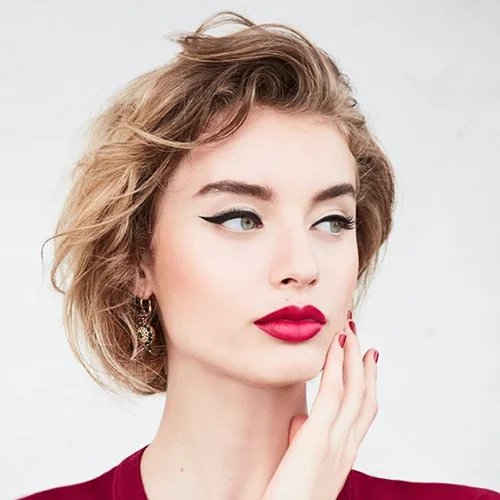 Θα βγεις απόψε; Αυτό είναι το πιο εύκολο μακιγιάζ & χτένισμα!