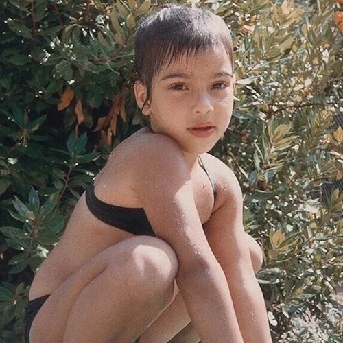 Quiz | Ποια celebrity είναι το κοριτσάκι της φωτογραφίας;