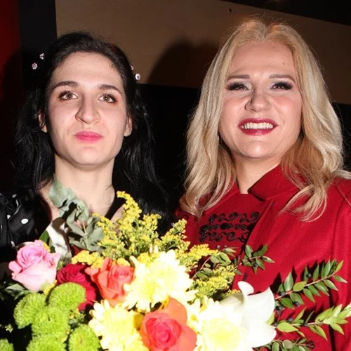 Μπέσυ Μάλφα | Η κόρη της έκανε το ντεμπούτο της στο θέατρο