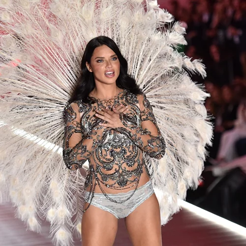 Adriana Lima | «Έριξε» το Twitter με την πασαρέλα της