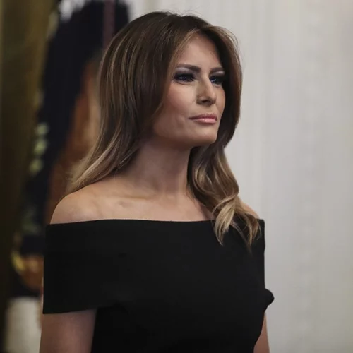 Melania Trump | Με Gucci φόρεμα και χωρίς μάσκα στο εκλογικό κέντρο για να ψηφίσει