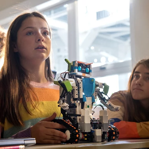 Τα κορίτσια δεν μπορούν να φτιάξουν ένα ρομπότ; Νομίζεις!