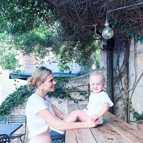 Τα Instamom Secrets της Χριστίνας Κοροβέση καταφέρνουν να αποτυπώσουν με ρεαλιστικό χιούμορ τη μητρότητα