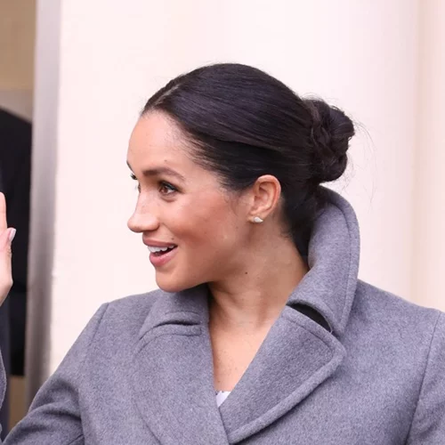 Meghan Markle | Με εφαρμοστό, φλοράλ φόρεμα που τονίζει την εγκυμοσύνη της