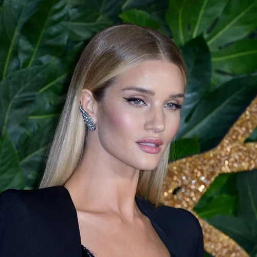 Rosie Huntington | To αγαπημένο της κορμάκι είναι Zara και κοστίζει λιγότερο από 13 ευρώ