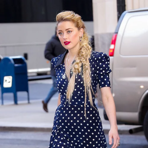 1 χτένισμα - 2 εμφανίσεις: Πώς να συνδυάσεις και το κοστούμι και το girlie φόρεμα όπως η Amber Heard