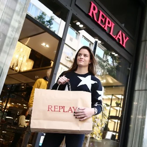 Η νέα ambassador της REPLAY είναι ένα κορίτσι που θα σε κάνει να γίνεις καλύτερη