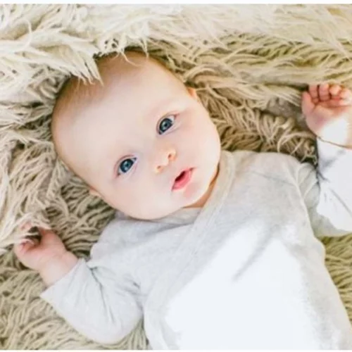 Το απαλό και αργό χάιδεμα του γονιού είναι φάρμακο για το μωρό