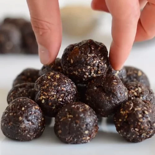 Μπάλες ενέργειας με μόλις 3 υλικά: Το πιο υγιεινό σνακ με κακάο