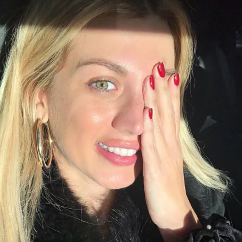 Η απόχρωση που επιλέγουν στο manicure τους οι Ελληνίδες celebrities αυτή την εποχή