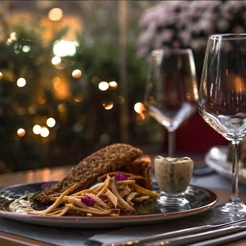 Φέτος το πνεύμα των γιορτών πάει Κηφισιά και κλείνει τραπέζι στο Arch café eaterie