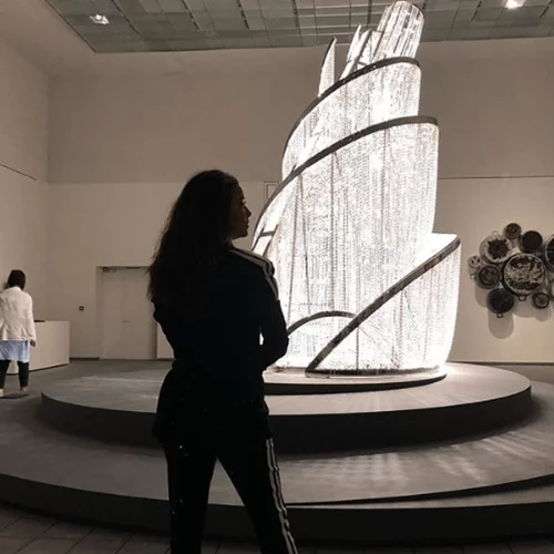 Στόλισε χριστουγεννιάτικο δέντρο φορώντας το μαγιό της!