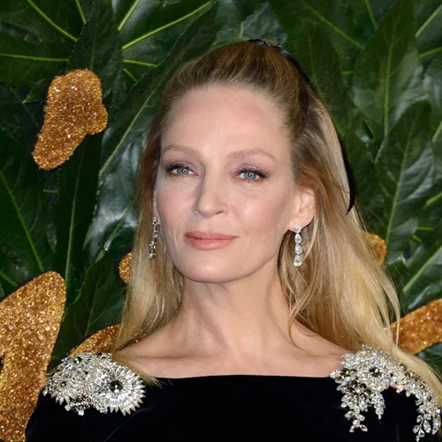 Η Uma Thurman κουρεύει τα μαλλιά της κόρης της σε ένα υπέροχο καρέ μέσα στην καραντίνα