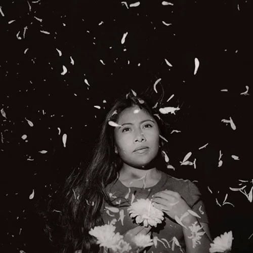 Η πρωτοεμφανιζόμενη ηθοποιός του «Roma» γίνεται εξώφυλλο στη Vogue